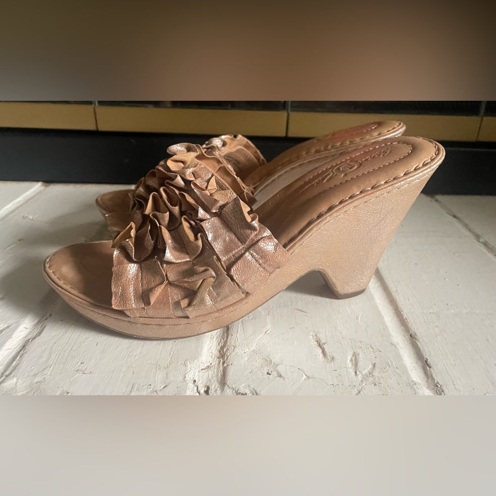Born Crown Sz 7 Gold  Women's Leather Ruffled Wedge Sandals
